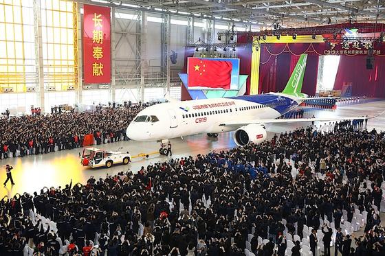 Präsentation der Comac C919 Ende 2015: Das erste in China entwickelte Verkehrsflugzeug fliegt noch mit westlichen Triebwerken. Jetzt hat China einen Konzern gegründet, der auch zivile Jet-Triebwerke entwickeln und produzieren soll. 