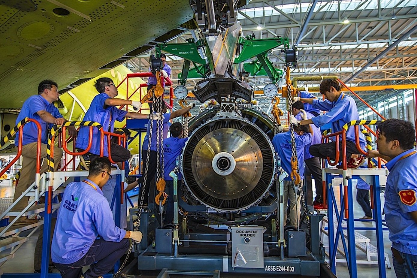 Comac-Techniker mit einem Triebwerk für das chinesische Verkehrsflugzeug C919: Es wird noch wenigstens zehn Jahre dauern, bis China auf eigene Triebwerke für Passagierflugzeuge zurückgreifen kann.