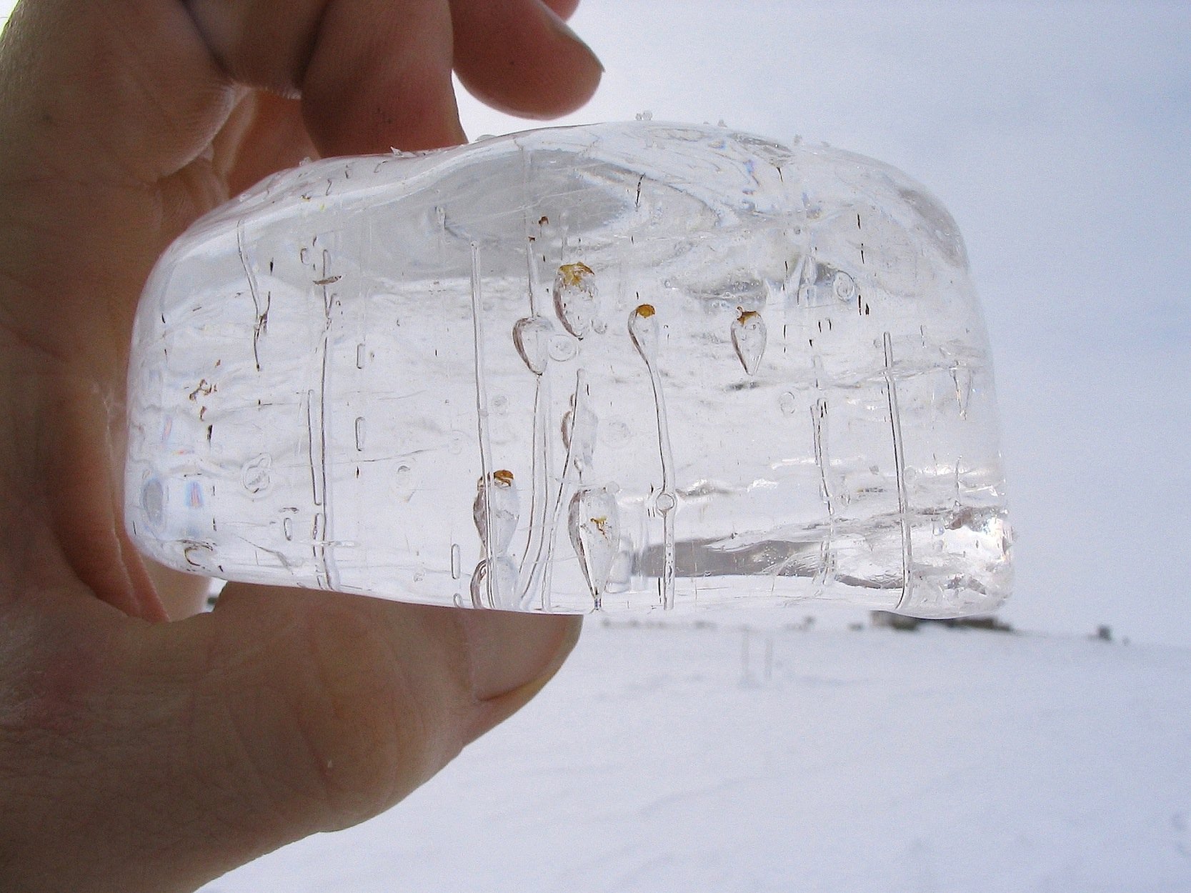 Methanblasen in einem Eisblock.