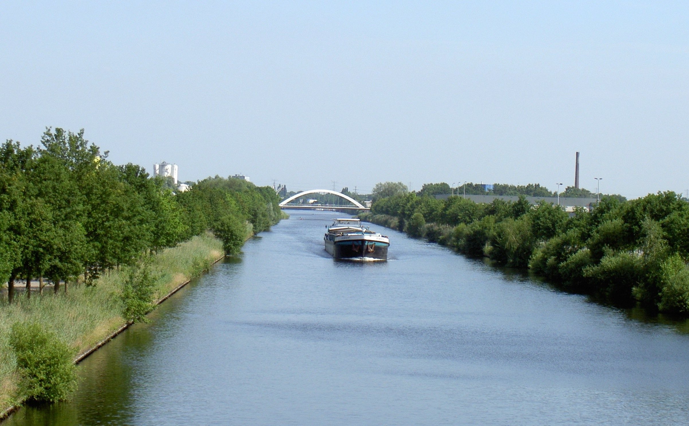 Im Wasser des Twentekanals entdeckten Forscher jetzt Mikroben, die Methan umwandeln können.