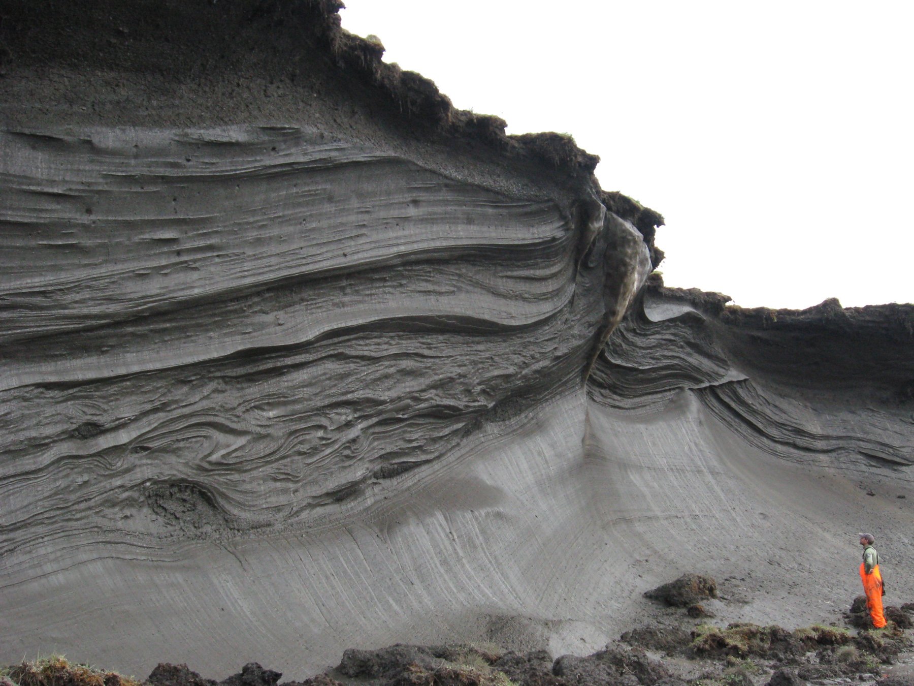 Forscher des Alfred-Wegener-Instituts vor einer Wand im Permafrostboden auf Herschel Island in Kanada: Beim Auftauen solcher Böden entweichen große Mengen Methan in die Umwelt.