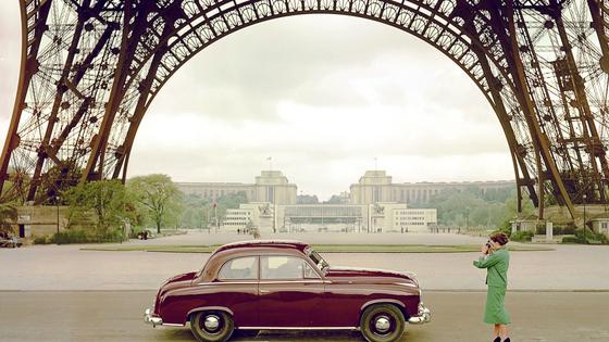 Borgward Hansa in den 1950-er Jahren unter dem Eiffelturm in Paris: Die frühere deutsche Kultmarke will 2018 wieder Autos in Deutschland fertigen. Als Standort für die Fertigung hat Borgward seine frühere Heimat Bremen ausgesucht.