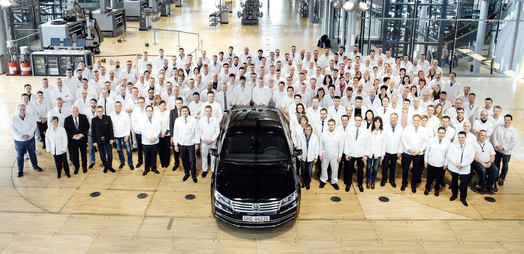 Der letzte Phaeton verließ am 17. März 2016 die Gläserne Manufaktur in Dresden. Seitdem fungiert die Manufaktur als Ausstellungshalle für Elektromobilität.