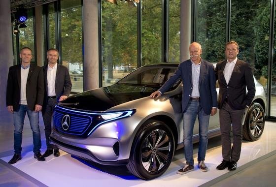 EQ-Showcar: Im Mercedes-Benz Werk Bremen wird das erstes Serienmodell der neuen Generation von Elektrofahrzeugen gebaut. Das teilten Daimler-Chef Dieter Zetsche (2.v.r.) und Bereichsvorstand Markus Schäfer (Produktion und Supply Chain Management, r.) dem Bremer Standortverantwortlichen Peter Theurer (2.v.l.) und dem Betriebsratsvorsitzenden Michael Peters im Mercedes-Benz Werk Bremen (l.) mit.