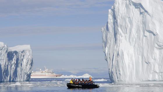 Im Sommer 2009 durchquert die MS Hanseatic von Hapag-Lloyd die Disko Bucht in Grönland am Ende der Nordwestpassage. 