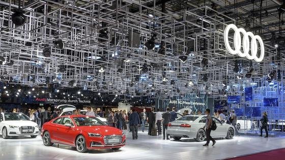 "Vorsprung durch Technik" warb Audi auf seinem Messestand beim Pariser Autosalon 2016. Jetzt ist rausgekommen, dass die Audi-Ingenieure offenbar ein Software entwickelt haben, die auf dem Prüfstand die CO<custom name="sub">2</custom>-Werte künstlich nach unten fährt.