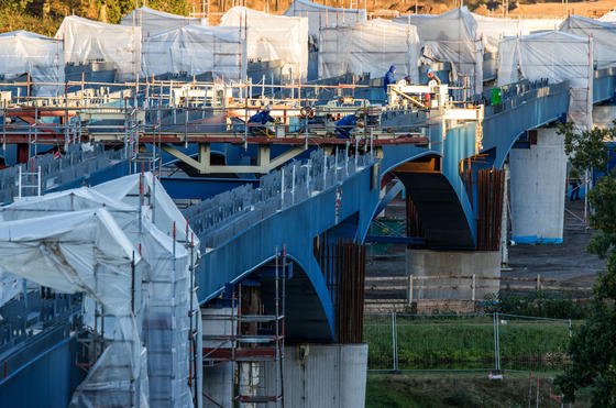 Bau einer Autobahnbrücke in Mecklenburg-Vorpommern: Der öffentlichen Hand fehlen so viele Ingenieure, dass die Sanierung von Straßen und Brücken nicht schnell genug voran kommt. Oft können vorhandene Mittel gar nicht verbaut werden.