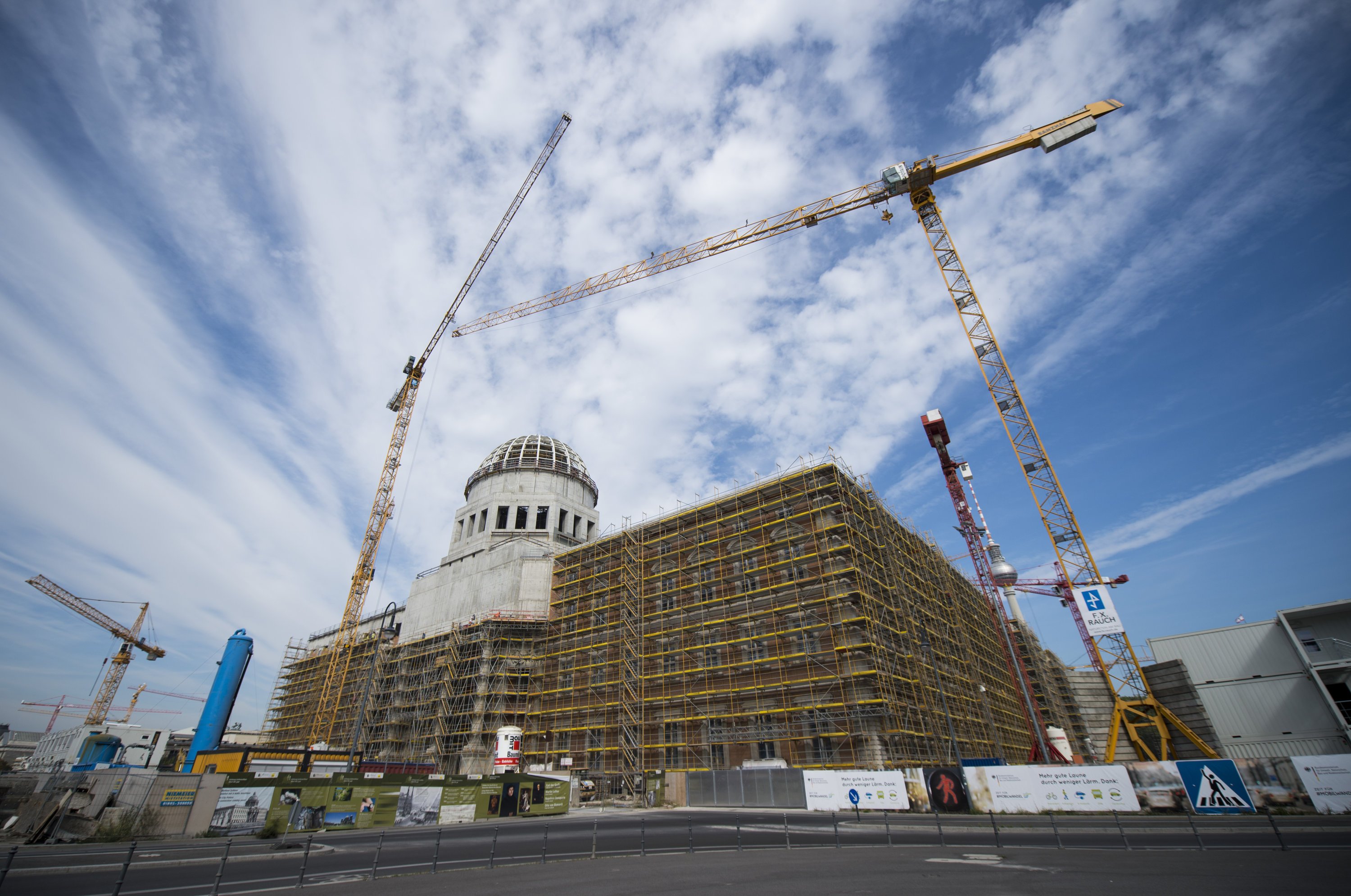 Baustelle des Berliner Schlosses: Auch dieser Bau wird sich verzögern – auch deshalb, weil es nicht genug Bauingenieure gibt. Auch Großprojekte wie der Flughafen Berlin Brandenburg und Stuttgart 21 werden später fertig als geplant.