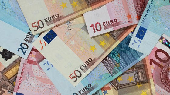 Banknoten sollen smart werden. Lemgoer Forscher arbeiten daran, Geldscheine mit chemischen Substanzen auszustatten, die optisch veränderbar sind und als Datenspeicher genutzt werden können.