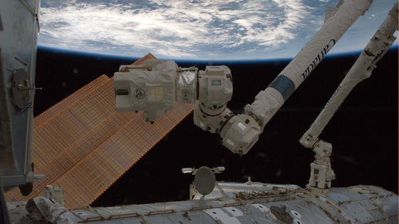 Canadarm: Der Roboterarm an der ISS ist fast 17 Meter lang und ist mit sieben Gelenken versehen. 