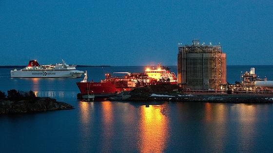 LNG-Terminal von Linde in Nynäshamn in der Nähe von Stockholm in Schweden: Derzeit gibt es noch vergleichswenige LNG-Terminals zum Auftanken von großen Schiffen.