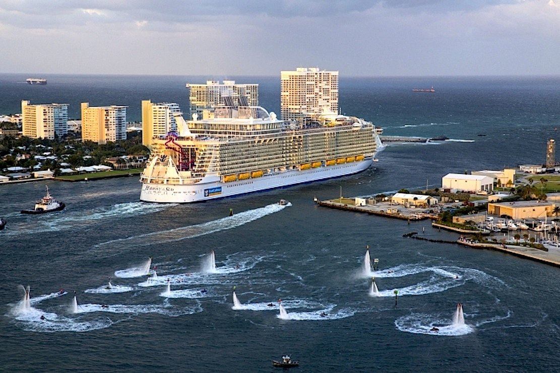 Royal Caribbean ist eine der größten Kreuzfahrt-Reedereien der Welt. Im Bild bricht die Harmony of the Seas zur Jungfernfahrt vom Heimathafen Port Everglades in Fort Lauderdale in Florida auf.