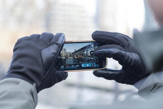 Dank kleiner Aufkleber, die auf die Kuppen der Handschuhe geklebt werden, lassen sich im Winter auch Smartphones bedienen.