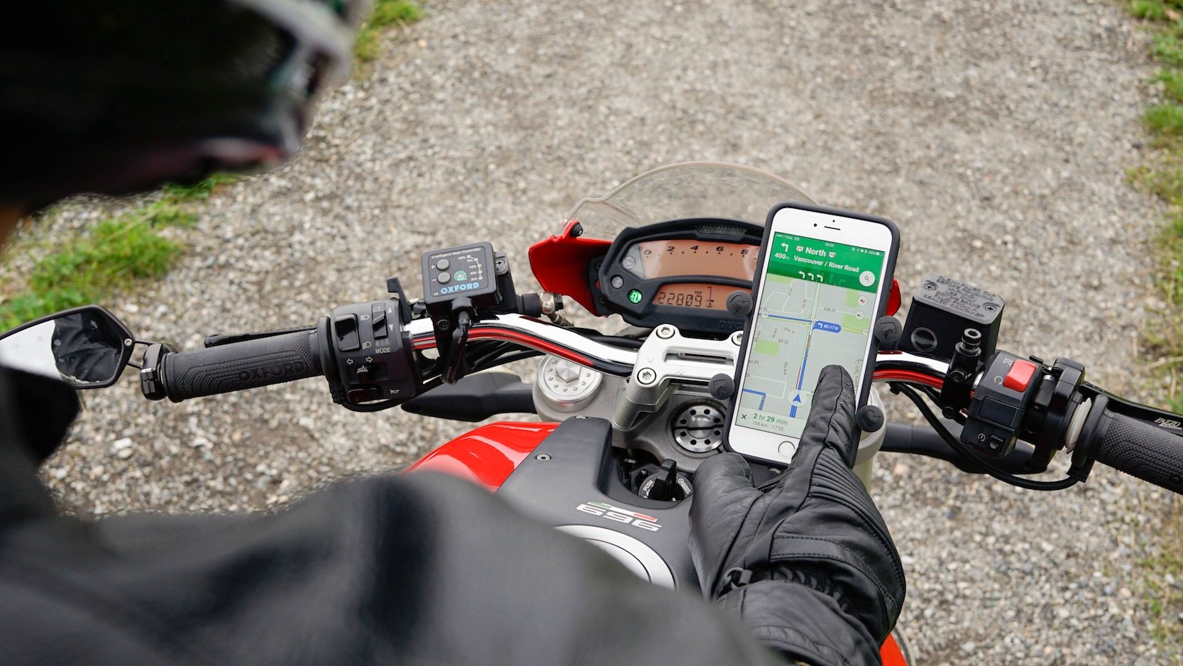 Selbst dicke Motorradhandschuhe sind kein Problem mehr, um den Navi im Smartphone zu bedienen, ohne die Handschuhe auszuziehen.