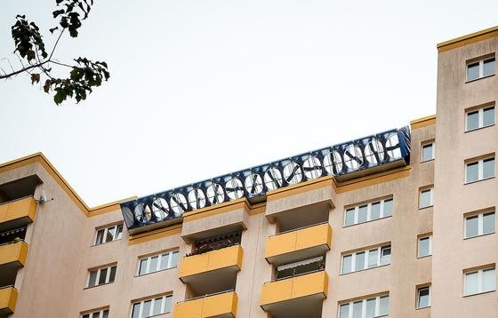 Ungewöhnliche Konstruktion: Diese Windkraftanlage ist direkt an der Kante eines zwölfgeschossigen Wohnhauses in Berlin montiert. So kann sie sogar die Aufwinde nutzen, die an der Fassaden hochsteigen.