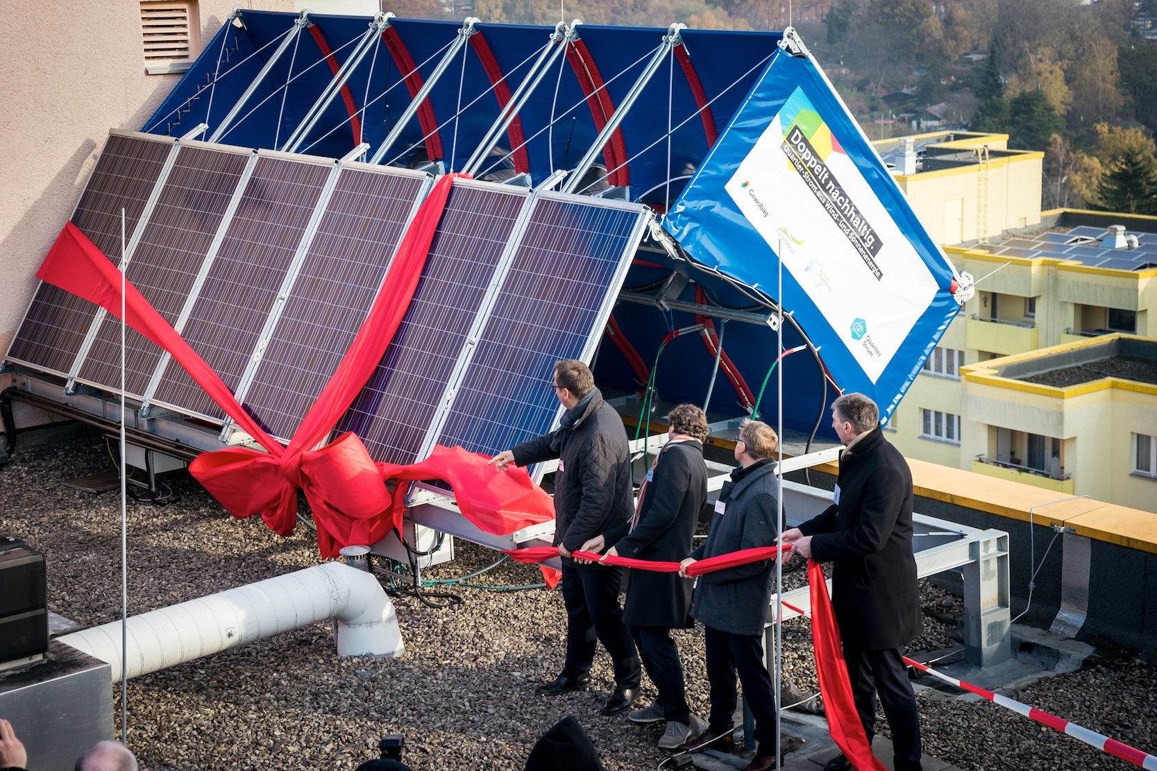 Die Windrail-Kombianlage, die Wind und Sonne nutzen kann, wurde vor wenigen Tagen von den Berliner Stadtwerken, der Wohnungsbaugesellschaft Gewobag und dem Anlagenbauer Anerdgy in Betrieb genommen.