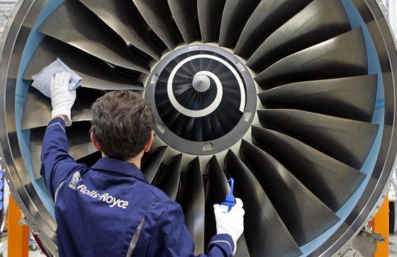 Triebwerk von Rolls-Royce? Die Pläne der russischen und chinesischen Flugzeugindustrie für den gemeinsamen Bau eines Großraumjets sind inzwischen weit fortgeschritten. Bei den Triebwerken wird über einen westlichen Lieferanten nachgedacht. Die chinesische United Aircraft (UAC) hat dazu bereits General Electric Aviation aus den Vereinigten Staaten und Rolls-Royce aus Großbritannien kontaktiert.