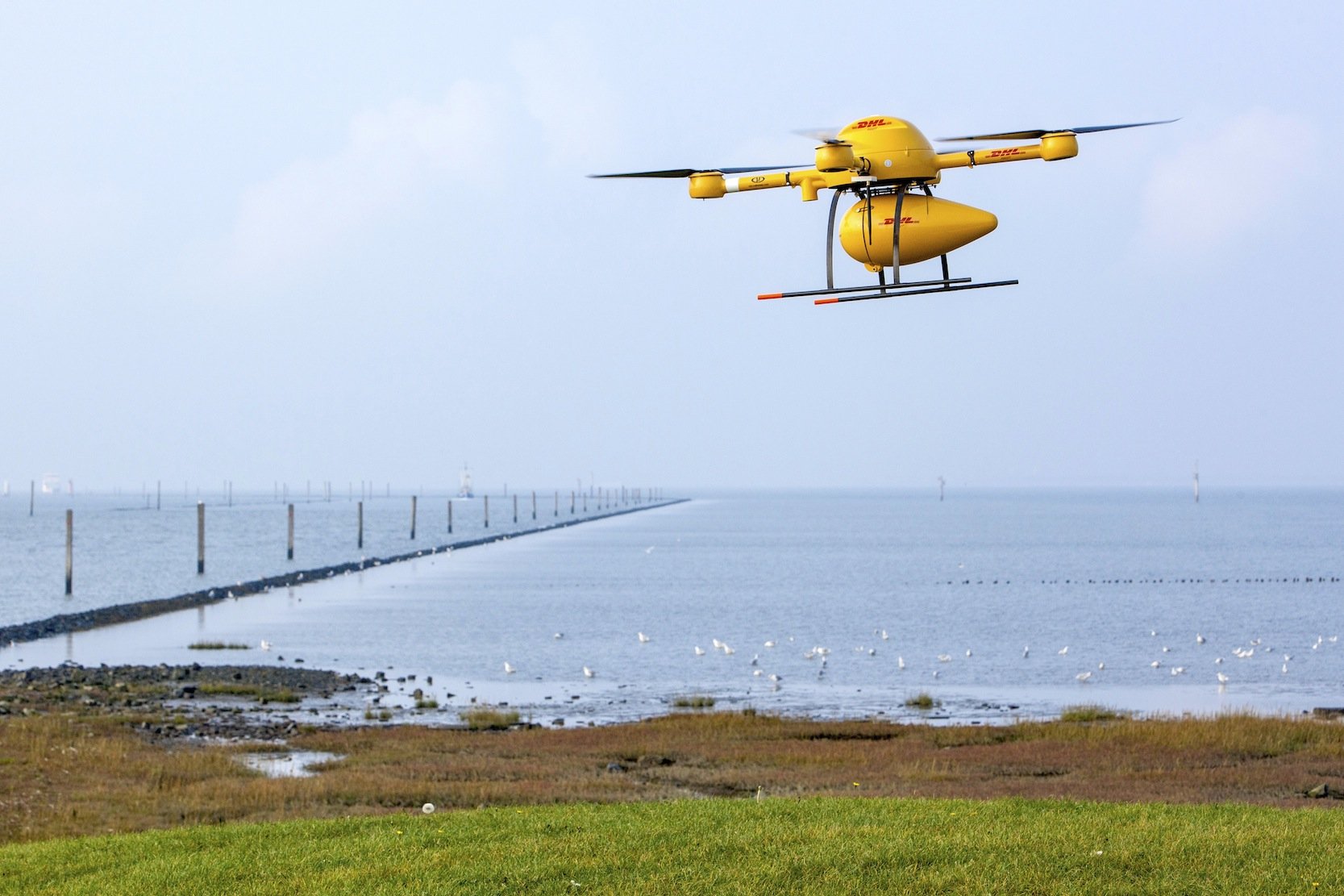 Start eine Paket-Drohne der Deutschen Post DHL auf der Nordseeinsel Juist: Vor allem private Drohnen fliegen derzeit unkontrolliert.