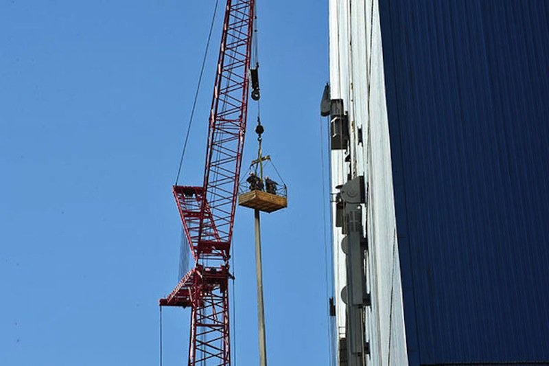 Die Schutzhülle hat eine Spannweite von 257 m und ist mit ihren 109 m so hoch, dass auch der Notre Dame darunter passen würde.