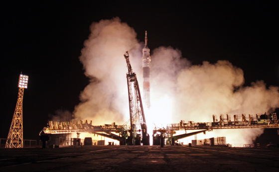 In der Nacht des 18. November ist die Sojusrakete zur ISS aufgebrochen. Der Start erfolgte von Rampe 1 auf dem Weltraumbahnhof Baikonur in Kasachstan – hier startete auch schon Weltraumpionier Juri Gagarin 1961 ins All.  