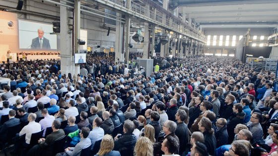 Betriebsversammlung mit VW-Vorstandschef Matthias Müller im März 2016 in Wolfsburg: Damals war von Stellenabbau noch keine Rede. Jetzt hat VW mitgeteilt, das weltweit 30.000 Stellen abgebaut werden, davon 23.000 in deutschen Werken.