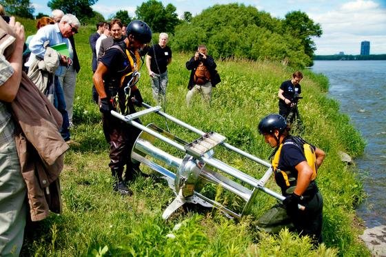 Diese 91 Kilo schwere Turbine kann einen Vier-Personen-Haushalt mit Strom versorgen – wenn sie denn im Flußbett installiert ist.