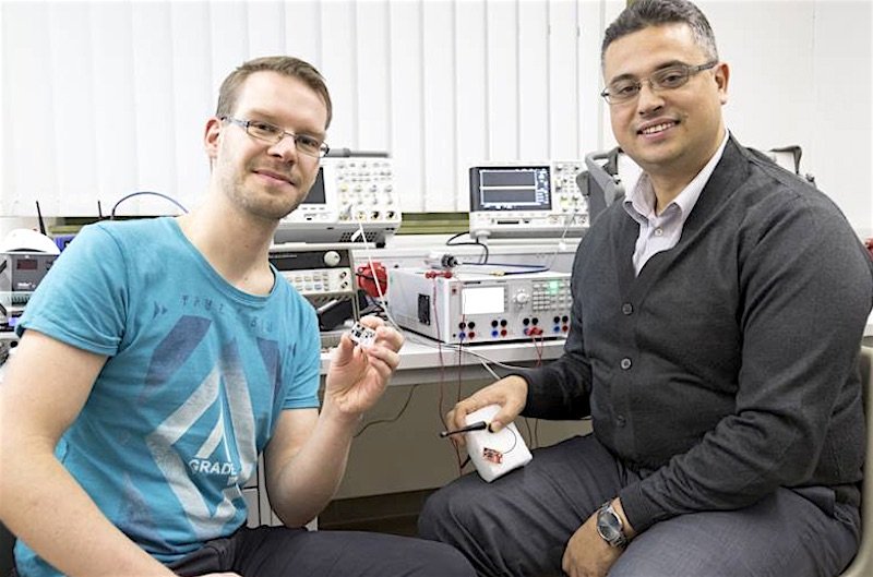 Prof. Faouzi Derbel (r.) und Mitarbeiter Florian Strakosch von der HTWK Leipzig wollen mit drahtlosen Sensoren die Ausfallsicherheit und Kosten von Weichenheizungen verbessern.