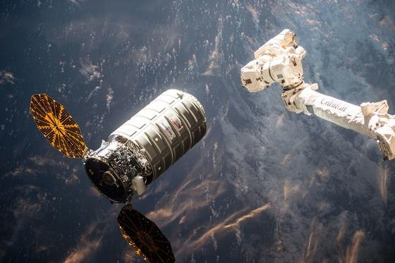 Abschied für immer: Cygnus kurz vor dem Abdocken von der Raumstation ISS. Es folgten noch ein paar Feuerexperimente an Bord der Raumkapsel. Beim Wiedereintritt in die Erdatmosphäre verglüht die Raumkapsel.