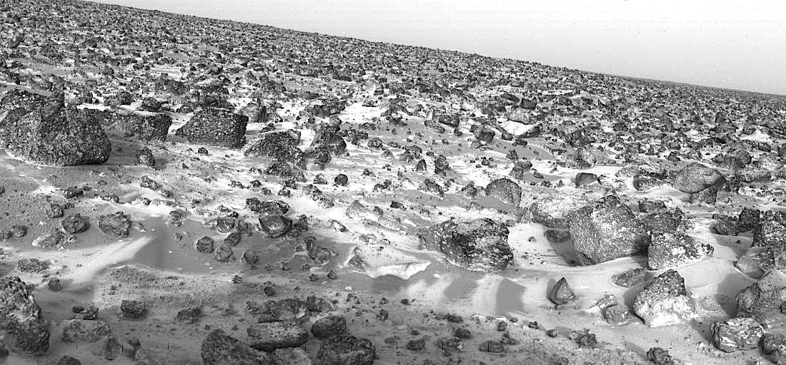 Dieses Bild wurde schon 1979 von der Marssonde Viking Lander 2 in der Tiefebene Utopia Planitia aufgenommen. Es zeigt von einer leichten Eisschicht überzogenen Felsen. Was man erst heute weiß: Unter der Oberfläche liegt ein riesiger Eis-See.