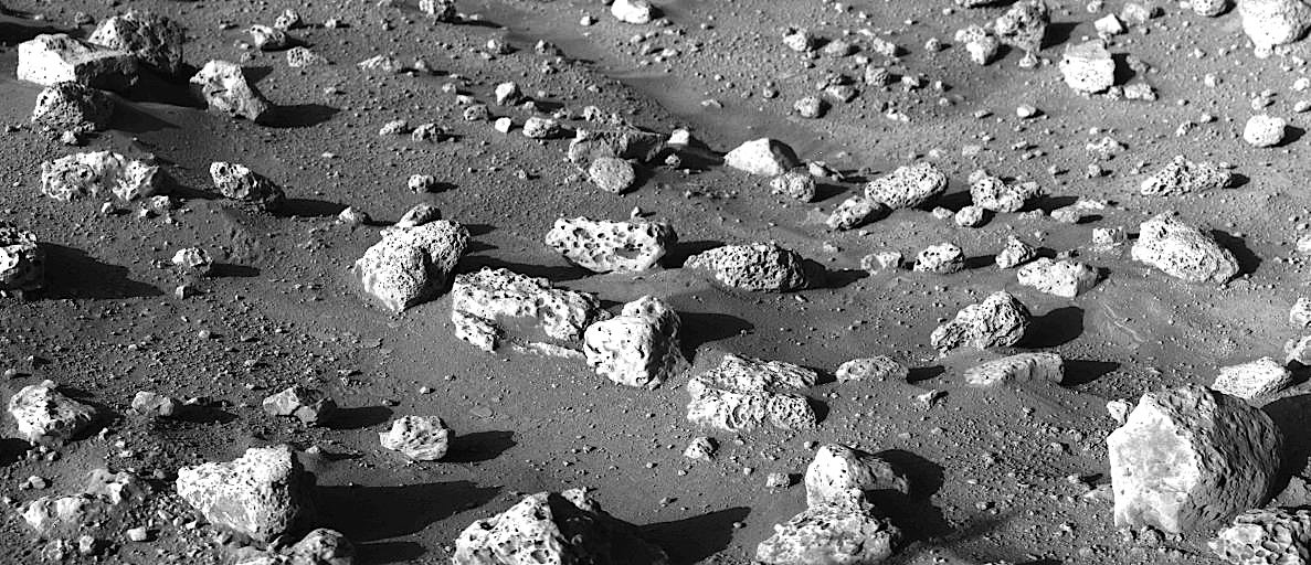 Die dünne Oberfläche aus Staub und Felsen hat verhindert, dass der darunter liegende, riesige Eis-See in der Tiefebene Utopia Planitia in der dünnen und trockenen Atmosphäre des Planeten verdampft.