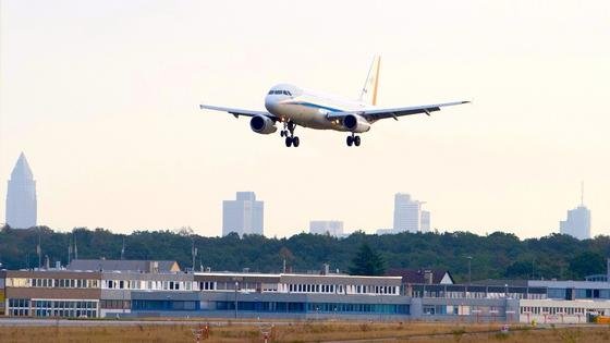 Am Frankfurter Flughafen haben Ingenieure des DLR das neu entwickelte Piloten-Assistenzsystem LNAS erprobt. Es unterstützt die Piloten beim lärmoptimierten Anfliegen der Landebahn.