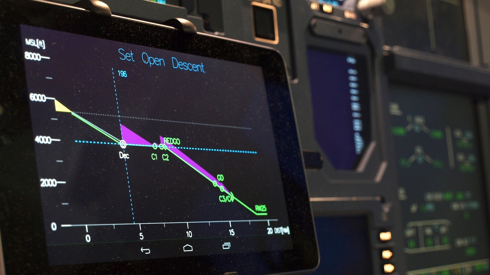 Das Display des getesteten Assistenzsystems LNAS zeigt dem Piloten Vorschläge für eine optimale Landung an.