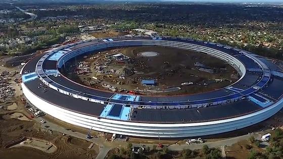 Apples Spaceship hat einen Außenumfang von 1,6 km – und ist so gut wie fertig. Erste Mitarbeiter werden wohl im Januar dort einziehen können. Mit der offiziellen Einweihung der neuen Konzernzentrale Campus 2 wird im zweiten Quartal 2017 gerechnet.