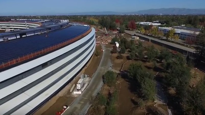 Die Apple-Mitarbeiter sollen von ihrem Arbeitsplatz ins Grüne blicken können. Der Landschaftsbau ist noch nicht abgeschlossen. Auch Radwege sind vorgesehen. Für die Fahrten auf dem Gelände will Apple Fahrräder bereitstellen. 