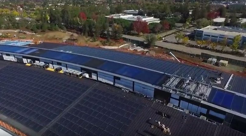 Das ganze Dach mit Solarmodulen bestückt: Das Apple-Ufo soll sich möglichst autark mit Energie versorgen.