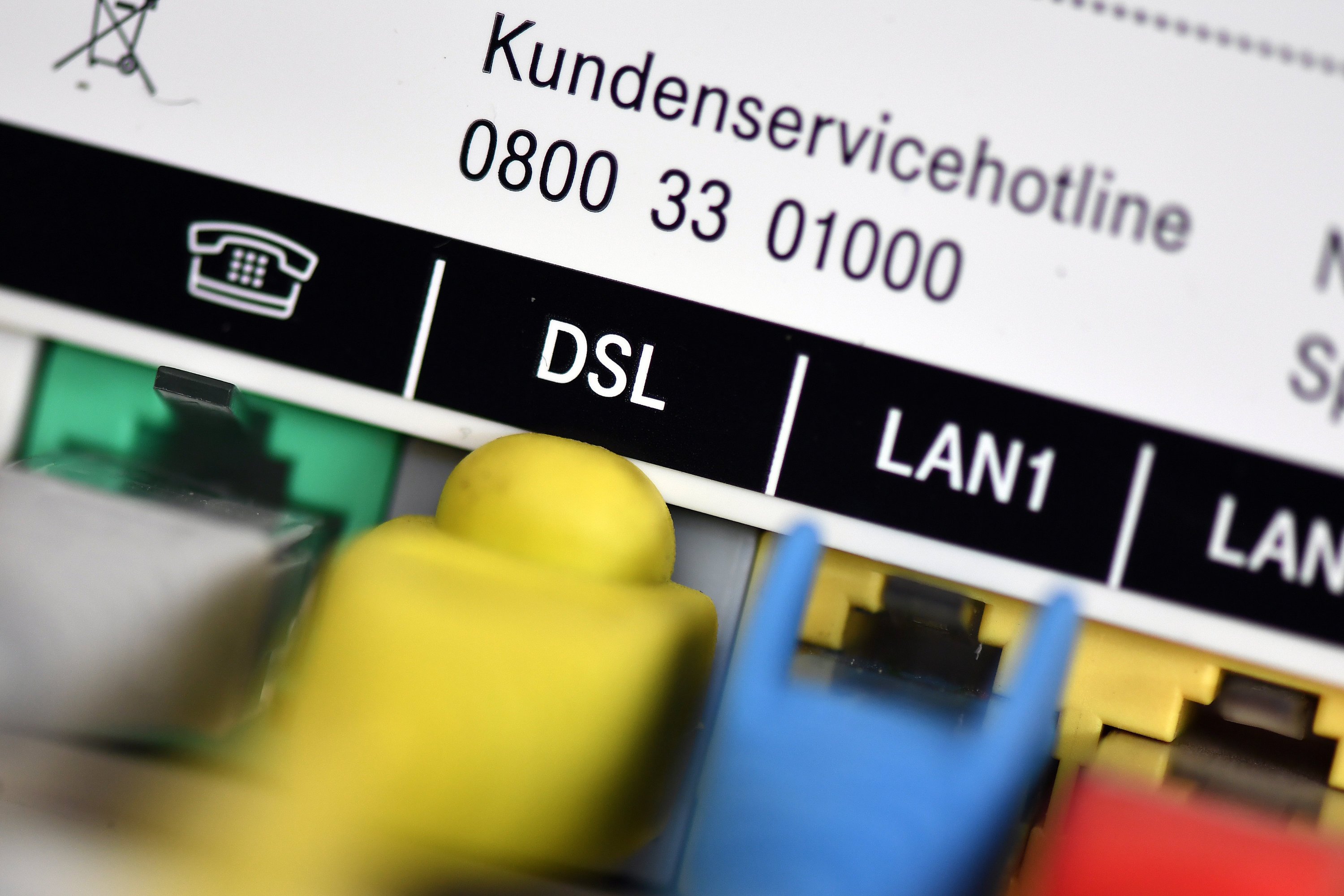 Telefon- und Netzwerkkabel in einem Telekom-Router: Der Konzern wurde Opfer eines Hackerangriffs, der 900.000 Router im gesamten Bundesgebiet betroffen hat. Wird die Stromversorgung für mindestens 30 Sekunden unterbrochen, laden die Router ein Update und sind in der Regel wieder funktionstüchtig.