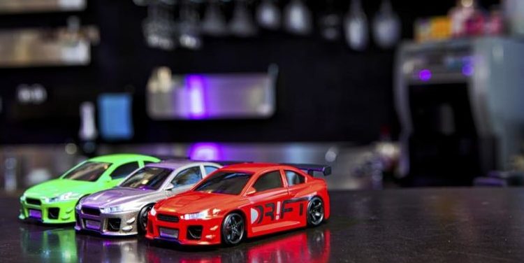 Cooles Spielzeug für Ingenieure: Modellauto driftet wie echter Rennwagen