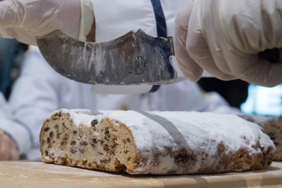 Christstollen hat gerade Hochkonjunktur. Eine sekundenschnelle Infrarot-Dusche reicht, damit er in der Verpackung nicht schimmelt.