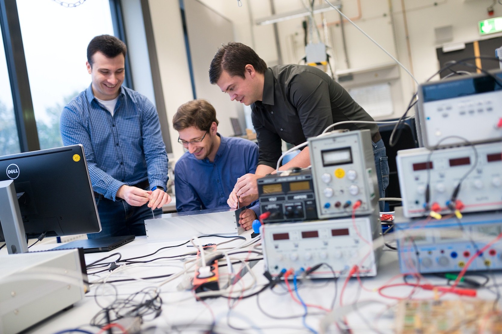 Haben gemeinsam den Sensor gebaut (v.l.): Patrick Kwiatkowski, Henrik Deis und Christoph Baer, angehende Ingenieure der Ruhr-Universität.