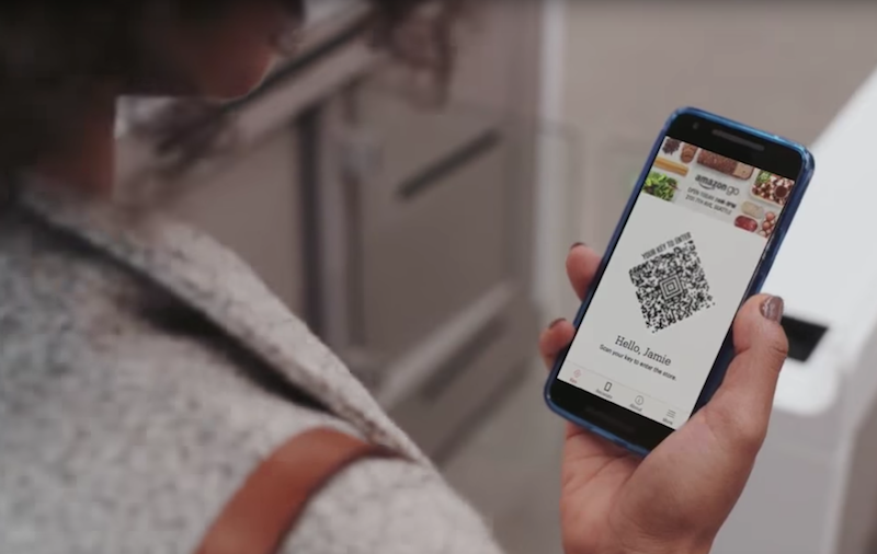 Der Kunde checkt über eine Smartphone-App in den Supermarkt ein. Die Rechnung erscheint nach dem Einkauf im Amazon-Konto. 