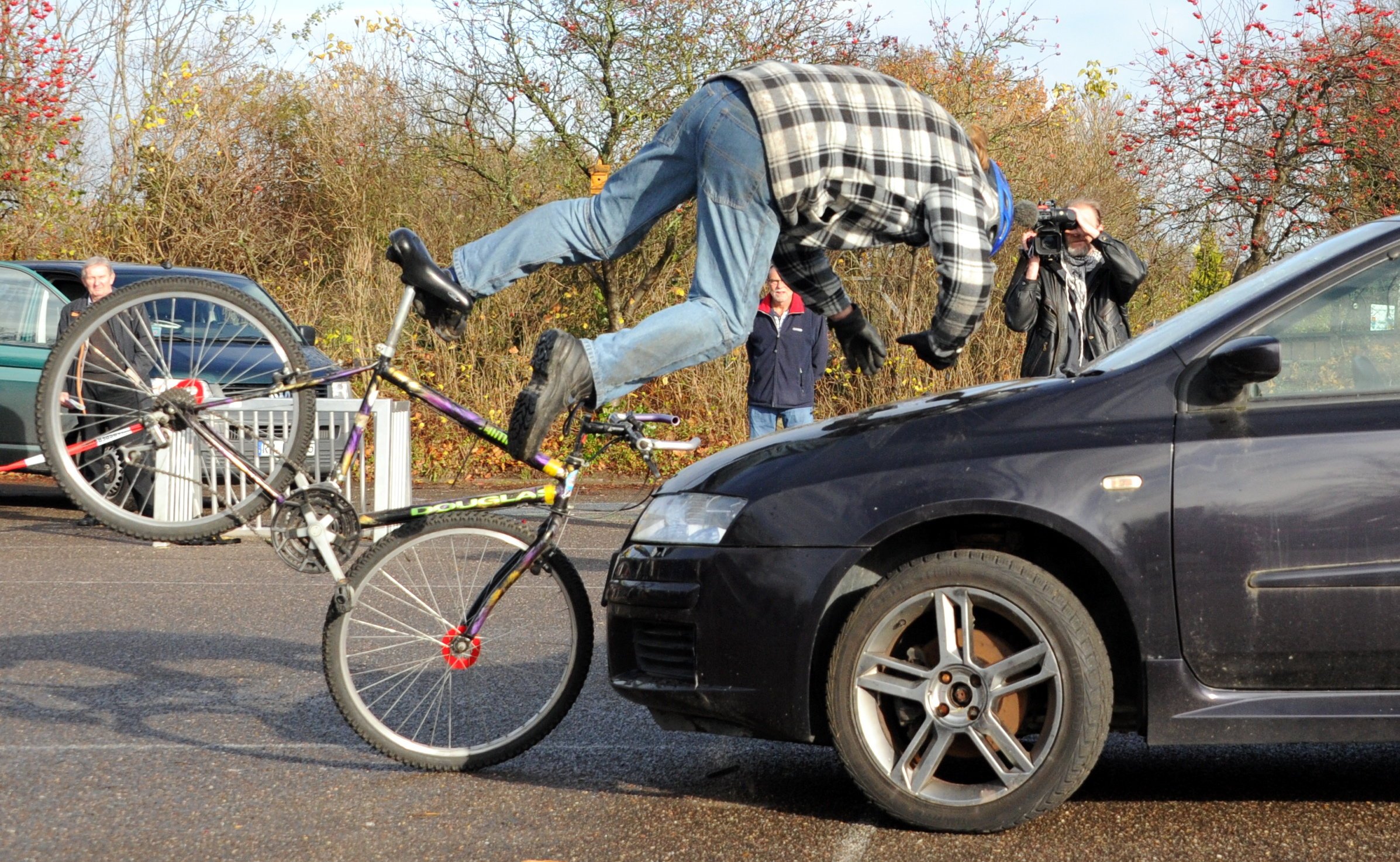 Nach einer Studie der Technischen Universität Chemnitz im Auftrag der Unfallforschung der Versicherer ist das Unfallrisiko für Radfahrer mit und ohne Hilfsmotor gleich hoch. Allerdings müssen Pedelec-Fahrer bei höheren Geschwindigkeiten mit schwereren Verletzungen rechnen. 