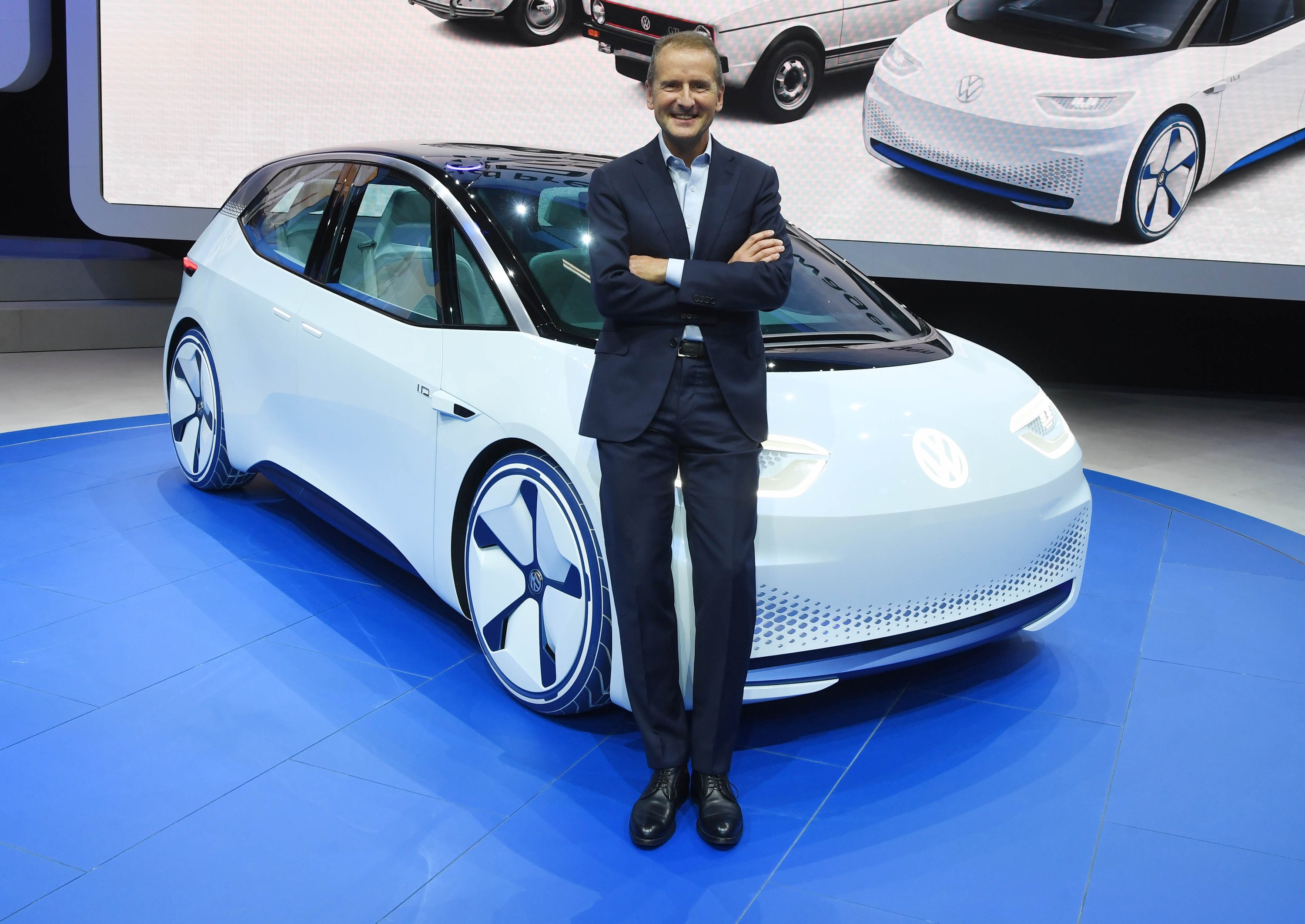 Herbert Diess, Markenvorstand von Volkswagen (VW), und der I.D. – ein Konzeptauto mit rein elektrischem Antrieb, das 2020 für knapp 30.000 € auf den Markt kommt. 