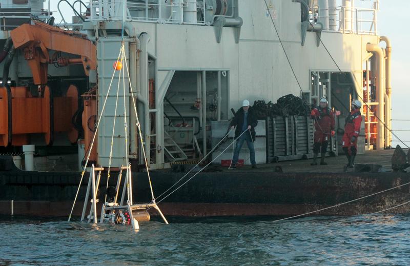 Ausbringen des Zooplankton-Observatoriums nahe Helgoland von Bord des Schiffes 