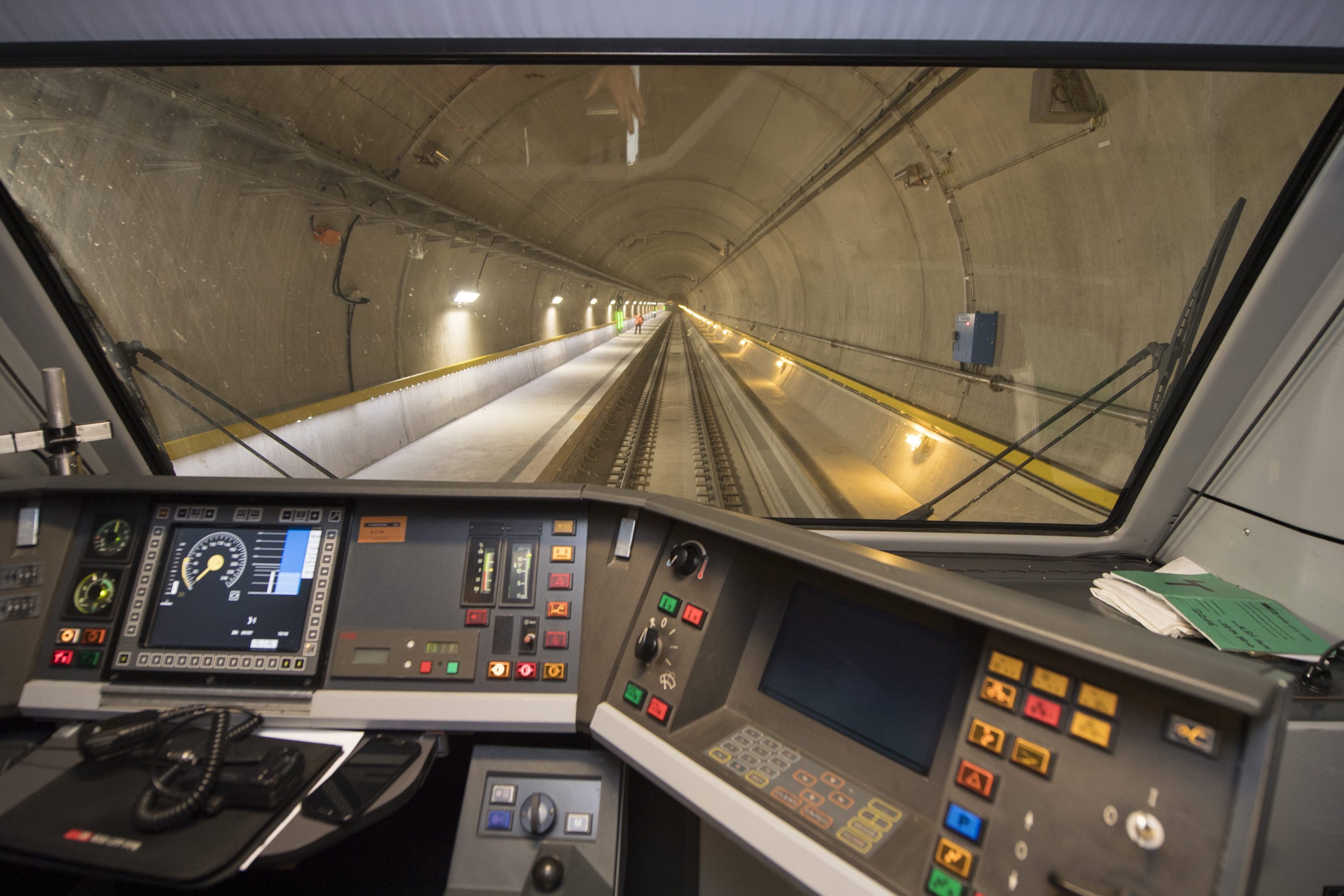 Der Gotthard-Tunnel durchquert die Schweizer Alpen fast ohne Steigung. Züge können daher 200 km/h schnell fahren und bis zu 4.000 t Gesamtgewicht haben.