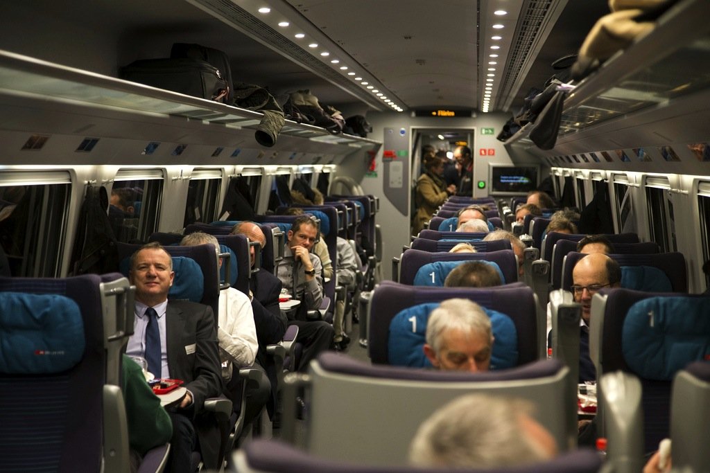 Voll besetzt war der Zug durch den längsten Eisenbahntunnel der Welt unterwegs.