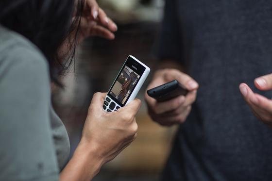 Nokia 150: Das Handy wird hierzulande etwa 30 Euro kosten und verfügt neben einem UKW-Radio auch über einen MP3-Player sowie über eine Bluetooth-Funktion zum Teilen von Fotos. 