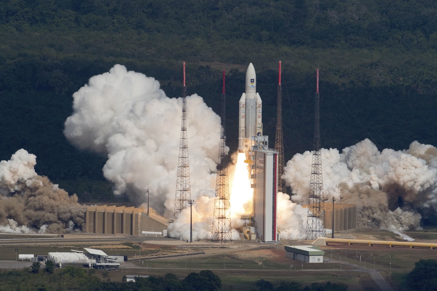 Start der Ariane 5 am 17. November 2016 in Kourou auf Französisch Guyana: Es waren die ersten vier Galileo-Satelliten, die mit einer Ariane-Rakete ins All gebracht wurden. Zuvor hatten die russische Trägerrakete Sojus 14 Satelliten in ihre Umlaufbahn geflogen.