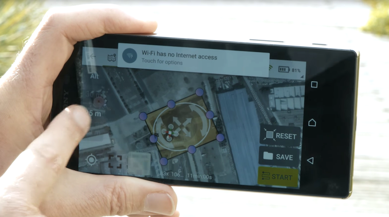 Der Anwender markiert sein Grundstück mit einer Smartphone-App und legt damit die Flugroute der Drohne fest.