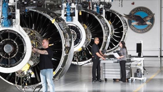 Produktion des neuen Triebwerks von Pratt & Whitney: Bis zu 105 Tage dauert die Herstellung der besonders leichten Triebwerke, die auch Vogelflug aushalten sollen.