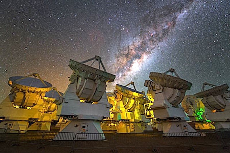 Die Milchstraße über den Antennenschüsseln des Alma-Observatoriums.